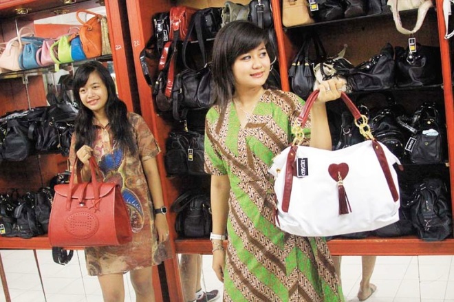 Model memeragakan brand INTAKO, salah satu merek tas di Sentra Tas Tanggulangin [Hak Milik Foto: Pariwisata Sidoarjo]